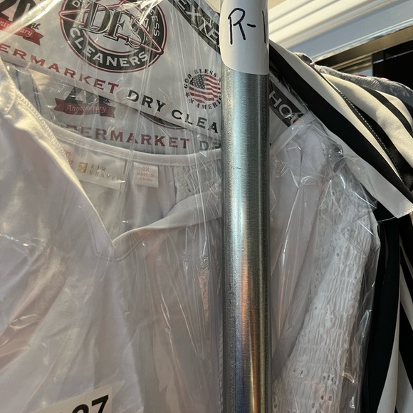 Eyelet Bouse - Picture 11 of 11